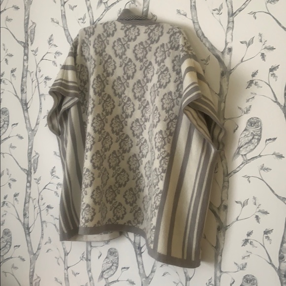 Anne Taylor sweater shawl - Picture 2 of 4